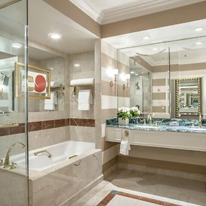 Luxury King Suite